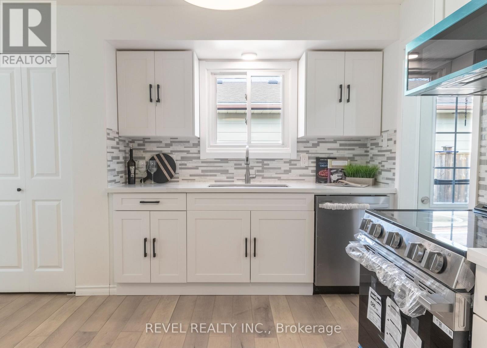 136 Lacey Crescent, London South, Ontario  N6E 2E7 - Photo 4 - X12985210