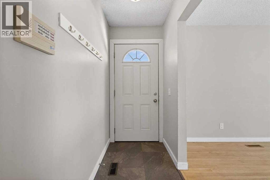 5543 Dalhart Road NW, Calgary, Alberta  T3A 1S8 - Photo 2 - A2300794