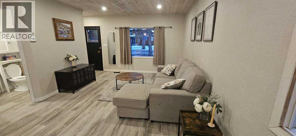 5489 51 Avenue, Lacombe, Alberta  T4L 1K9 - Photo 3 - A2300381