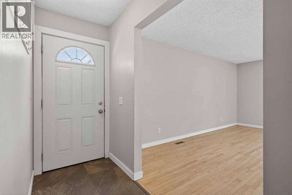 5543 Dalhart Road NW, Calgary, Alberta  T3A 1S8 - Photo 3 - A2300794