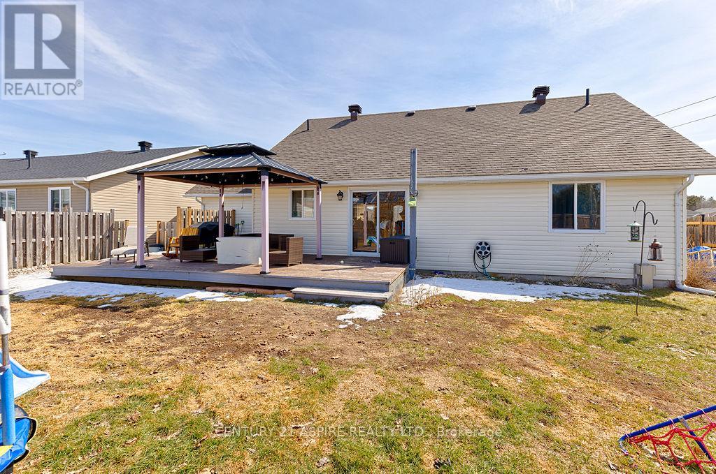 1034 Limestone Trail, Petawawa, Ontario  K8H 0A5 - Photo 7 - X12984950