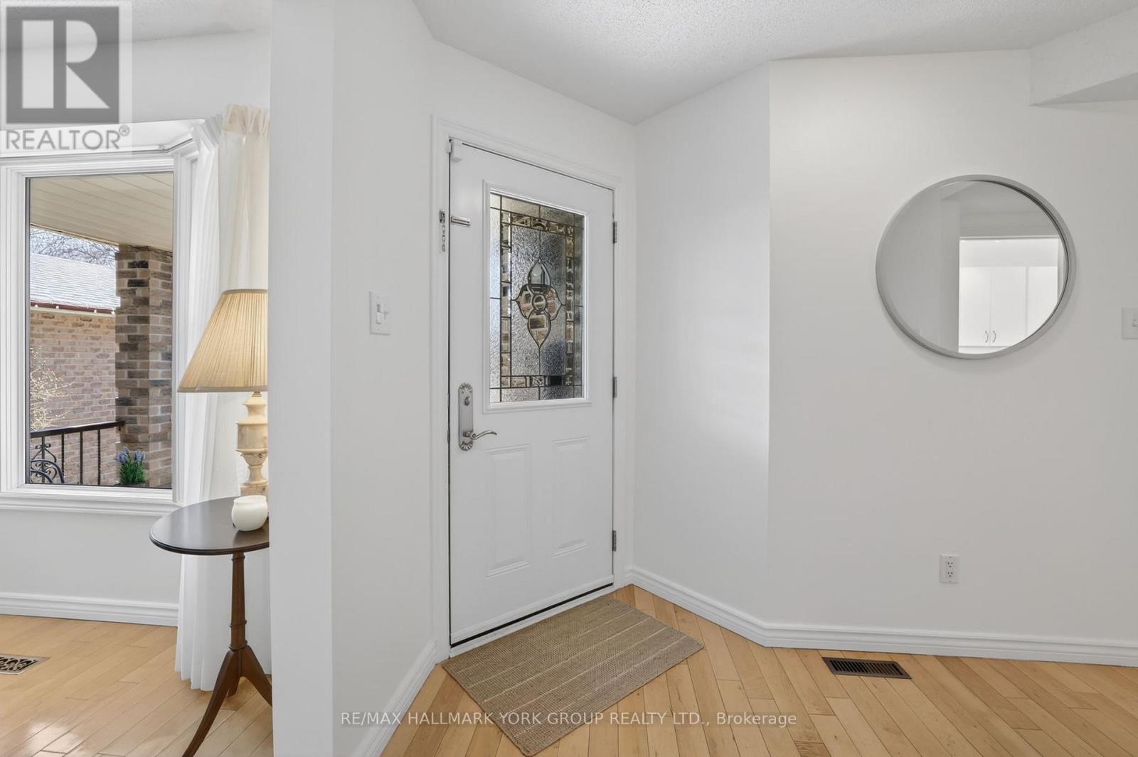 26 Mendys Forest, Aurora, Ontario  L4G 5A4 - Photo 5 - N12981156