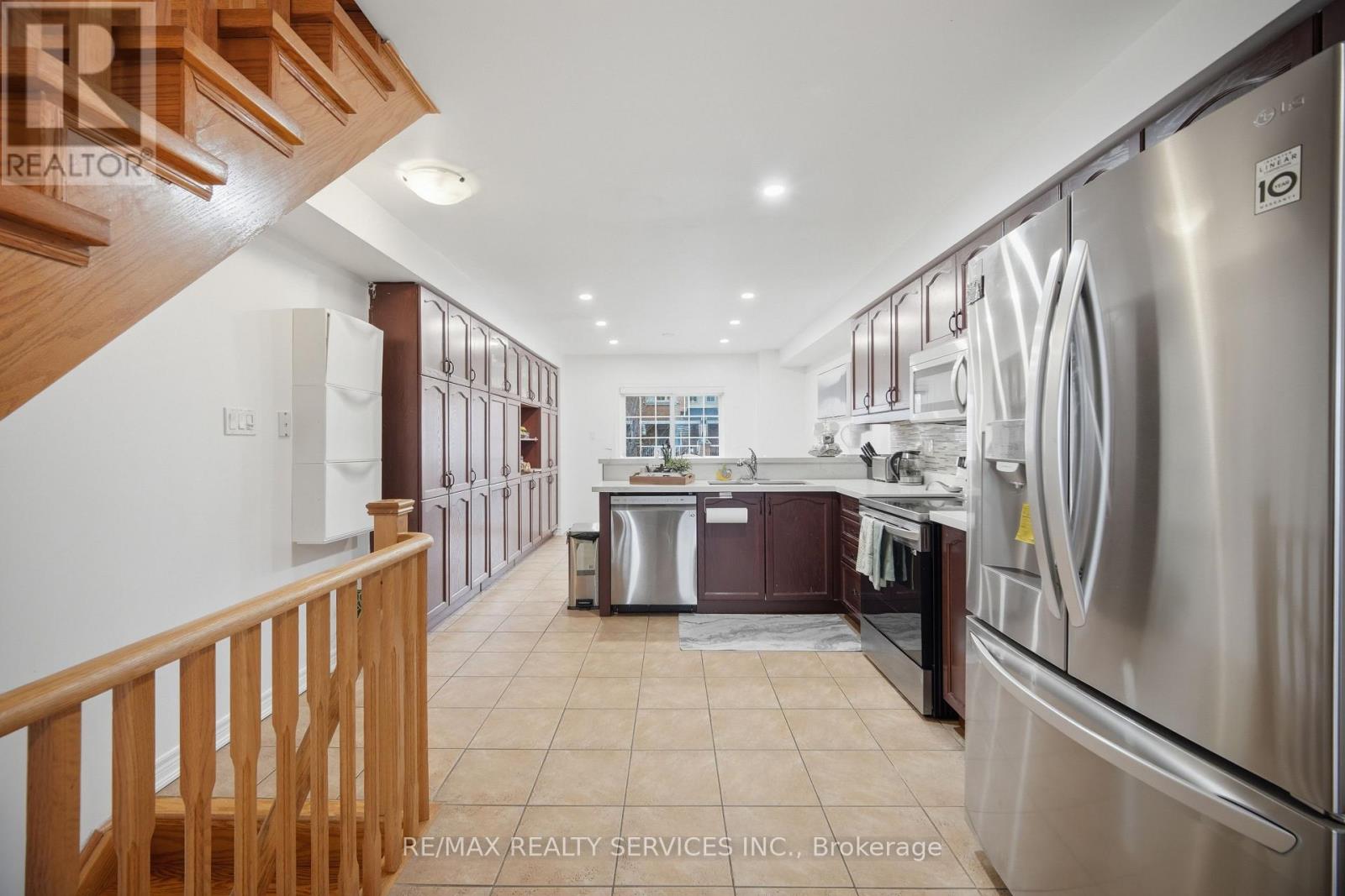 30 Peach Drive W, Brampton, Ontario  L6R 0W5 - Photo 12 - W12984232