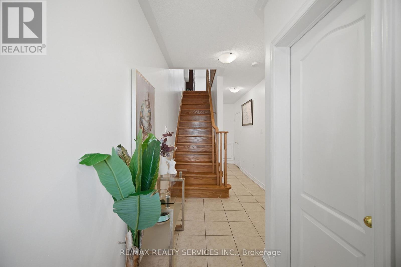 30 Peach Drive W, Brampton, Ontario  L6R 0W5 - Photo 10 - W12984232