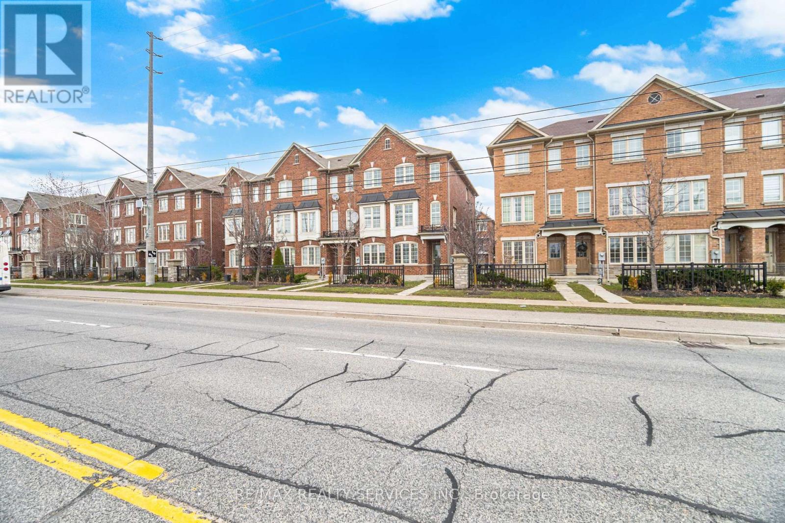 30 Peach Drive W, Brampton, Ontario  L6R 0W5 - Photo 5 - W12984232