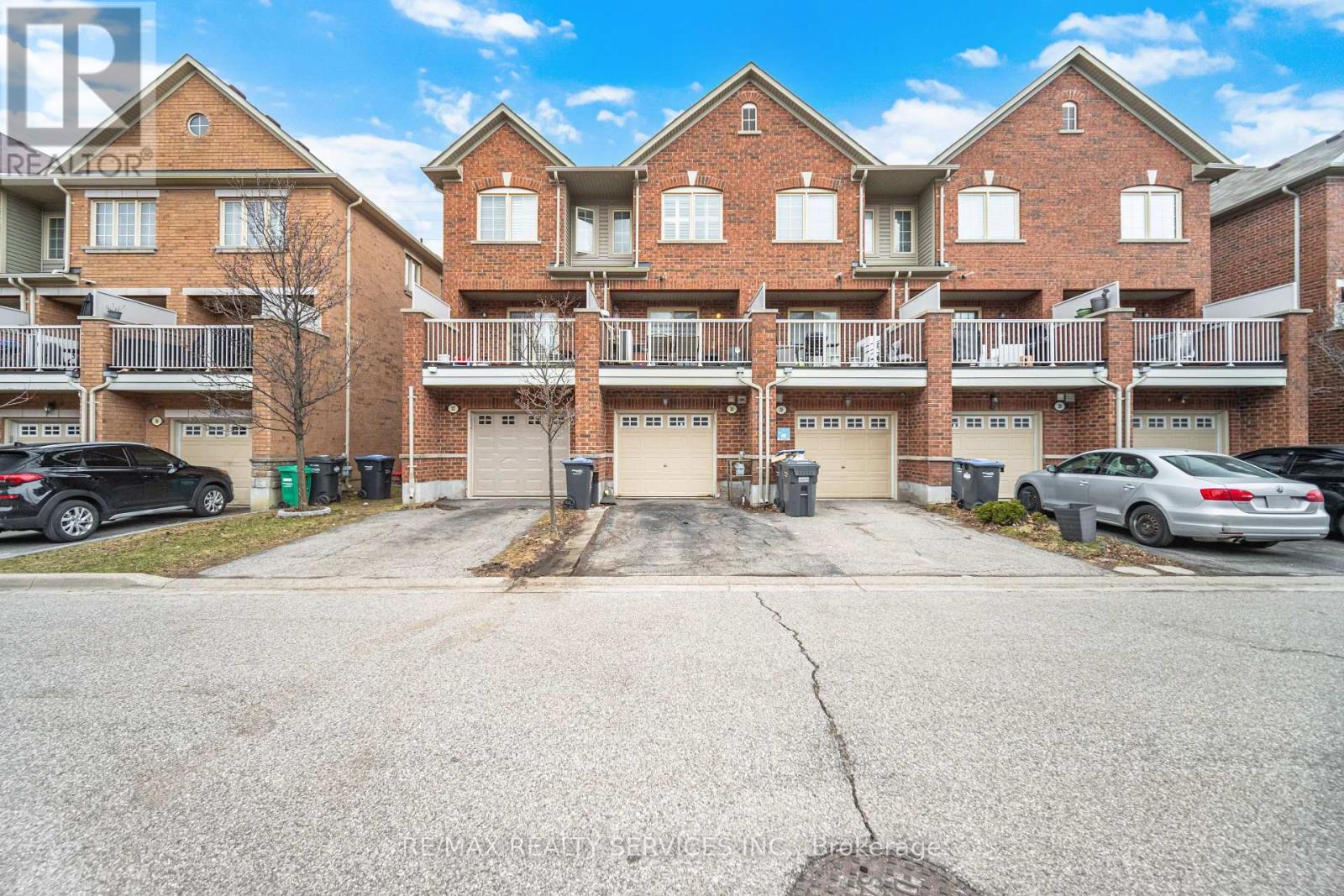 30 Peach Drive W, Brampton, Ontario  L6R 0W5 - Photo 7 - W12984232
