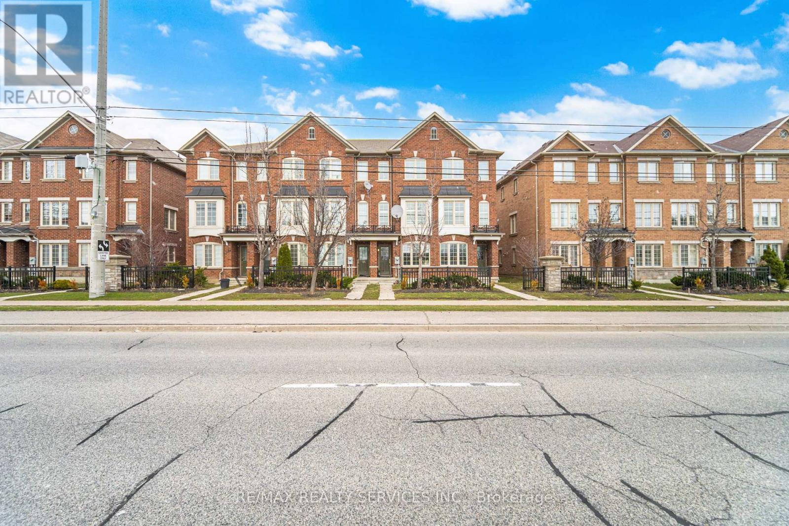 30 Peach Drive W, Brampton, Ontario  L6R 0W5 - Photo 4 - W12984232