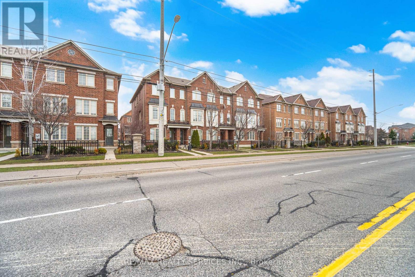 30 Peach Drive W, Brampton, Ontario  L6R 0W5 - Photo 6 - W12984232