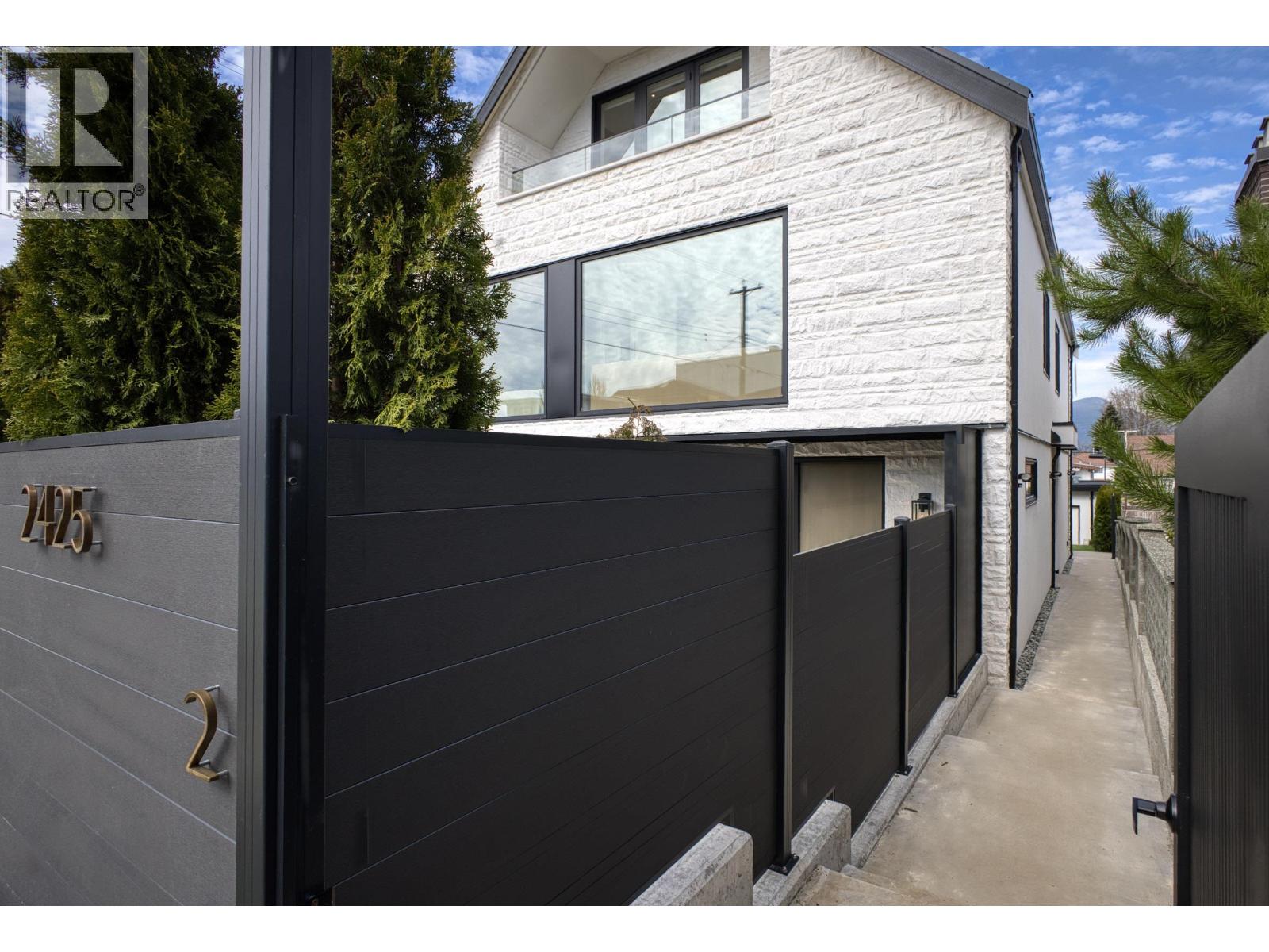 2 2425 Kitchener Street, Vancouver, British Columbia  V5K 3C4 - Photo 2 - R3108619