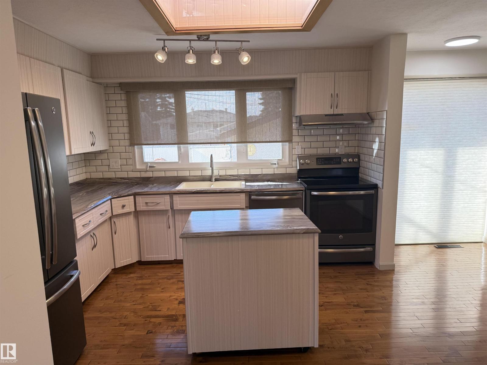 #main Floor 16605 93 Av Nw, Edmonton, Alberta  T5R 5H9 - Photo 4 - E4481533