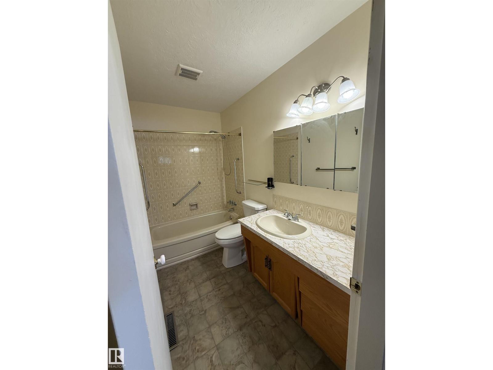 #main Floor 16605 93 Av Nw, Edmonton, Alberta  T5R 5H9 - Photo 11 - E4481533