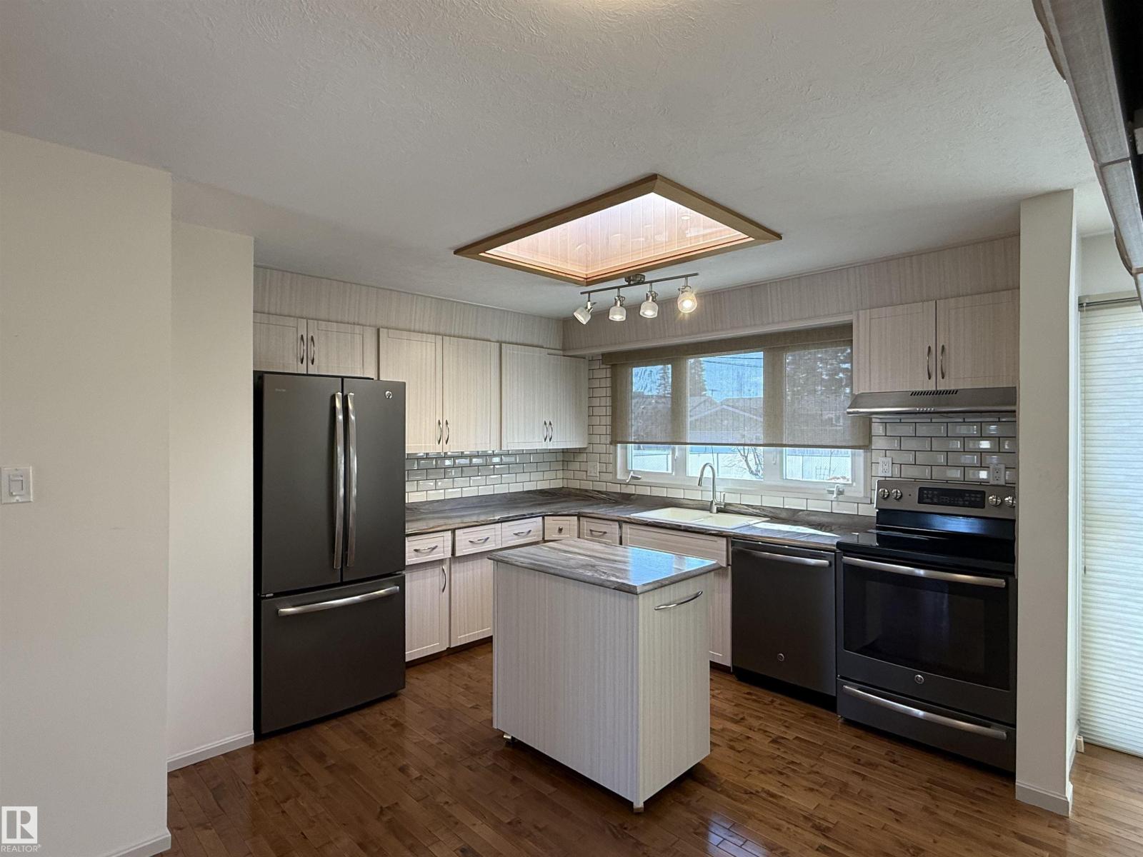 #main Floor 16605 93 Av Nw, Edmonton, Alberta  T5R 5H9 - Photo 6 - E4481533