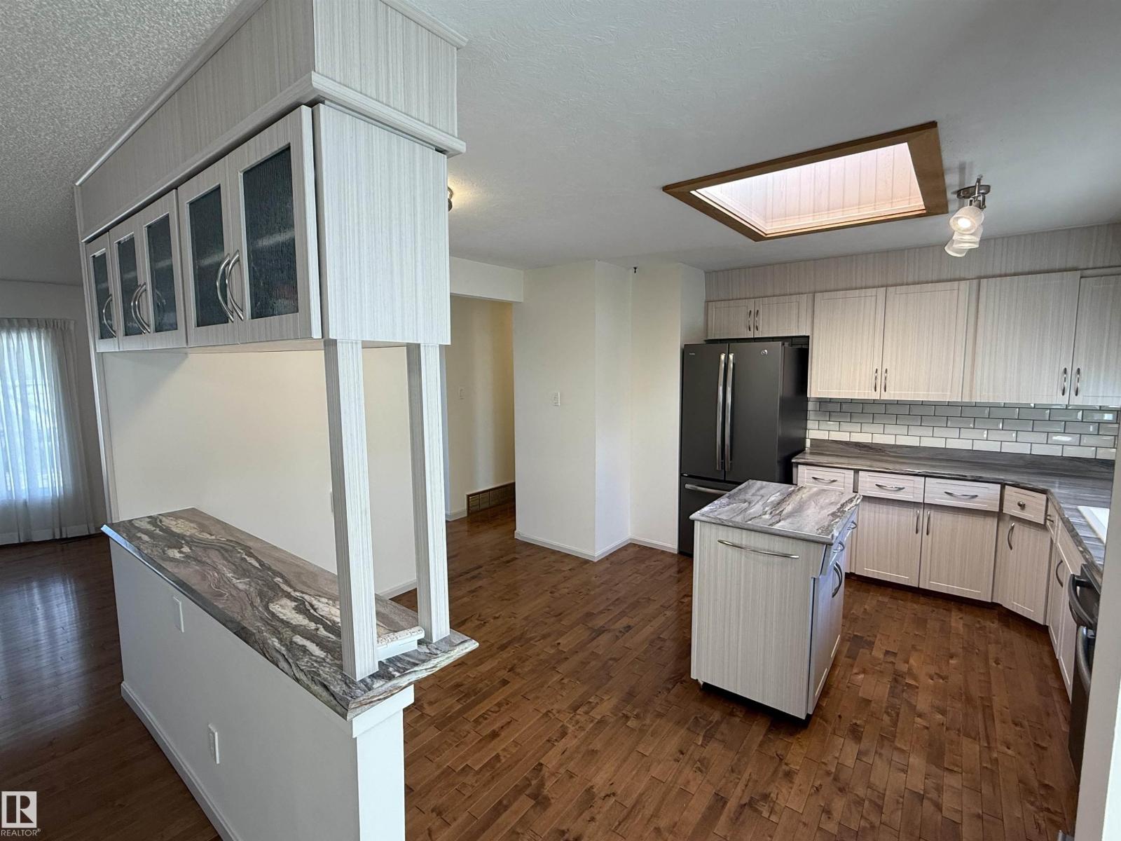 #main Floor 16605 93 Av Nw, Edmonton, Alberta  T5R 5H9 - Photo 7 - E4481533