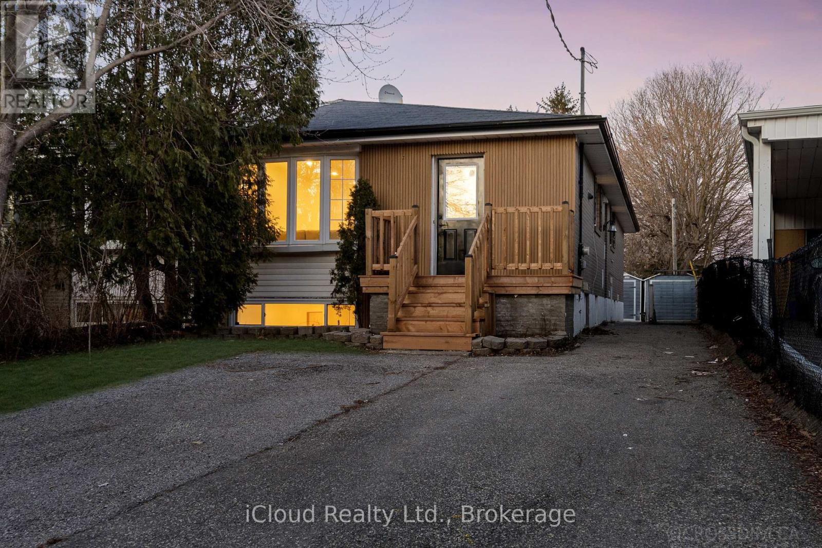 107 Bayview Parkway, Newmarket, Ontario  L3Y 3W2 - Photo 2 - N12985090