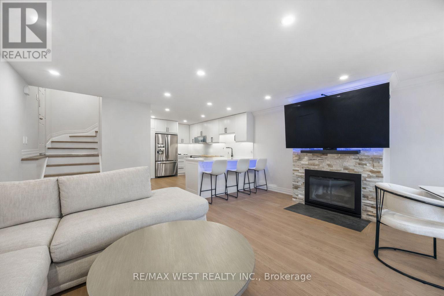 Th #10 - 100 Arbors Lane, Vaughan, Ontario  L4L 7G4 - Photo 5 - N12983188