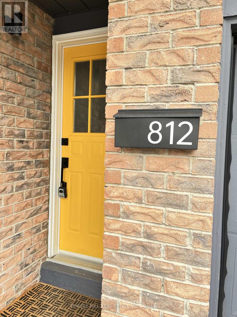 812 Sweetwater Crescent, Mississauga, Ontario  L5H 4A4 - Photo 3 - W12981710