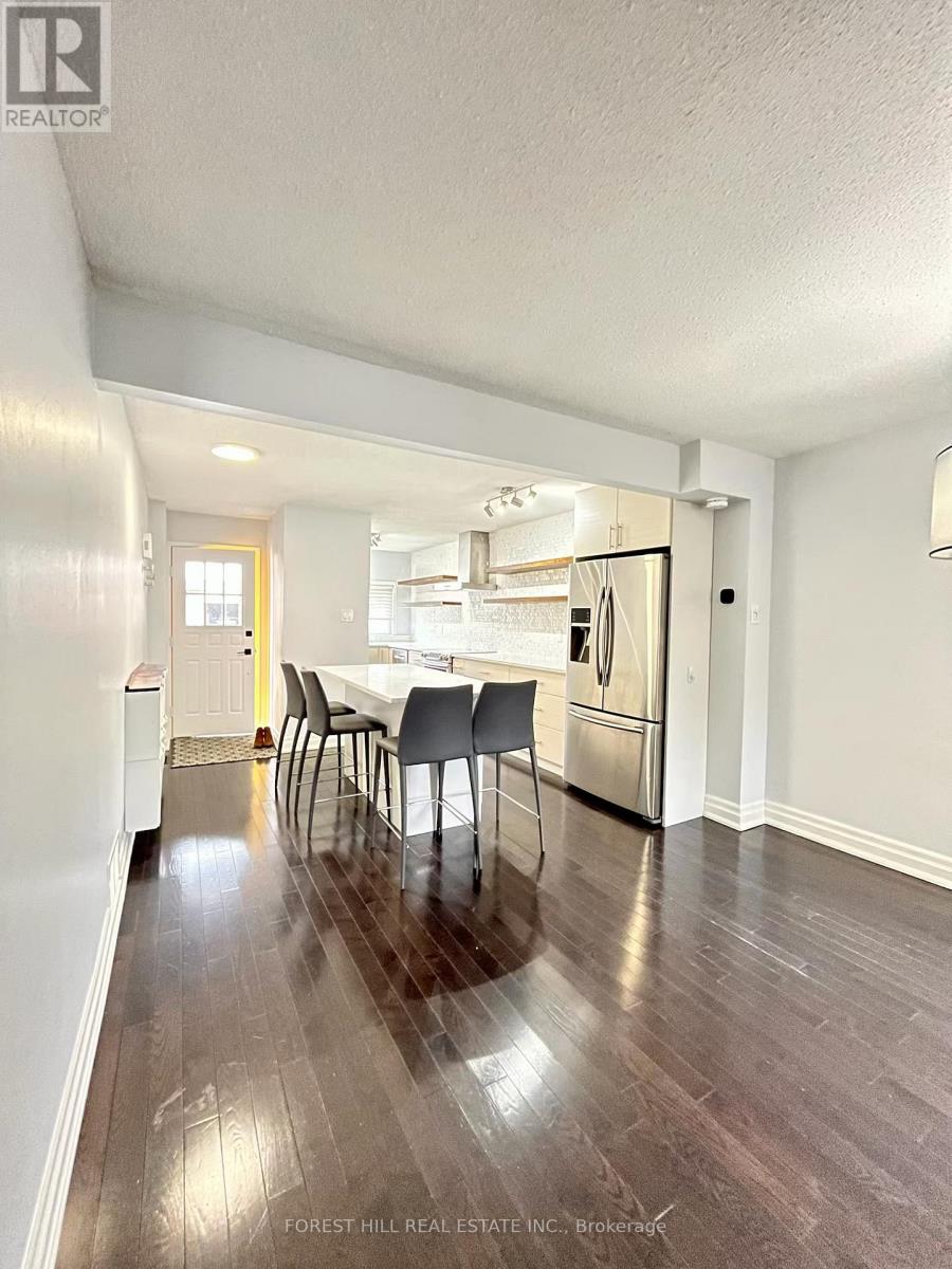 812 Sweetwater Crescent, Mississauga, Ontario  L5H 4A4 - Photo 5 - W12981710