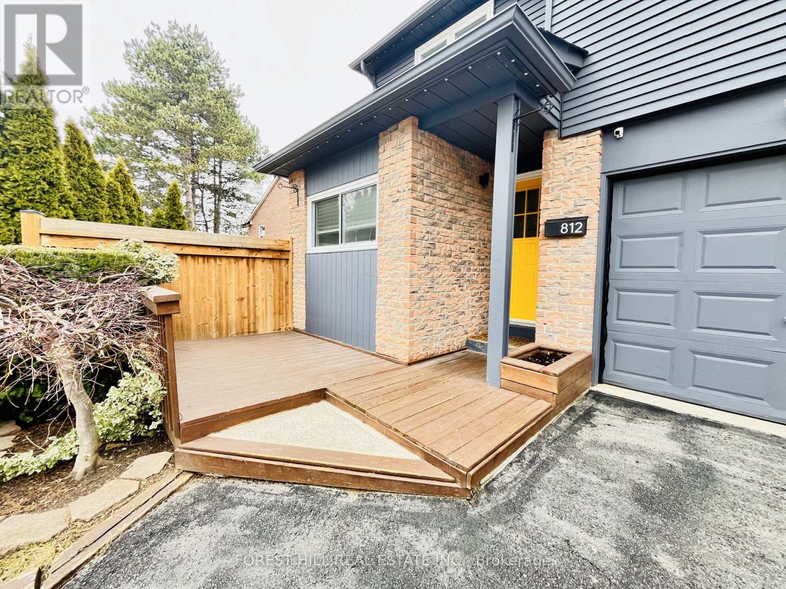 812 Sweetwater Crescent, Mississauga, Ontario  L5H 4A4 - Photo 2 - W12981710