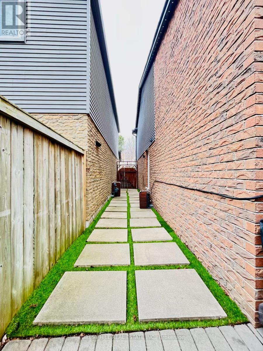 812 Sweetwater Crescent, Mississauga, Ontario  L5H 4A4 - Photo 4 - W12981710