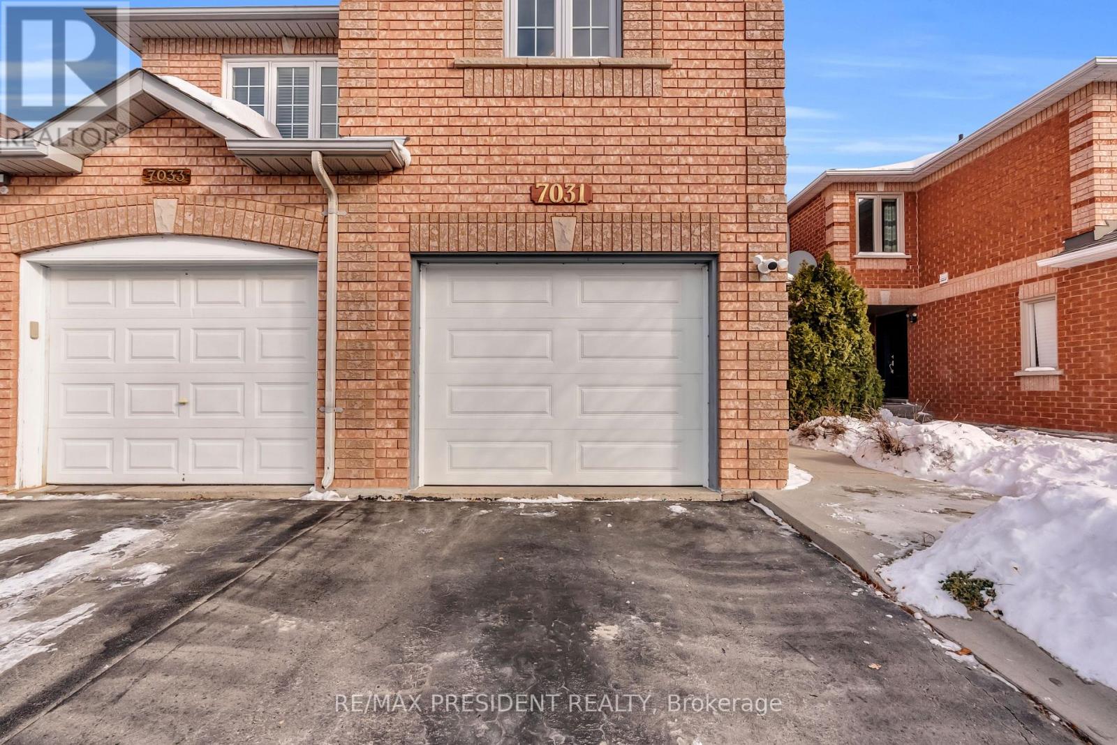 7031 Graydon Court, Mississauga, Ontario  L5N 7H4 - Photo 4 - W12985038