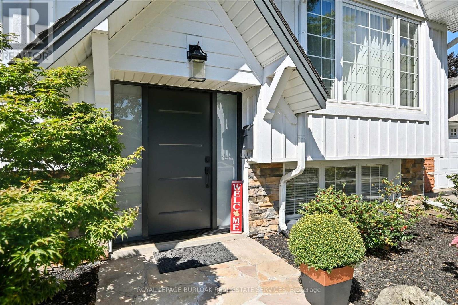 3299 Spruce Avenue, Burlington, Ontario  L7N 1J5 - Photo 3 - W12985096