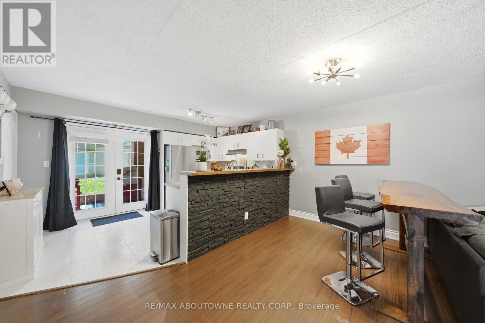 111 - 4015 Kilmer Drive, Burlington, Ontario  L7M 4M4 - Photo 9 - W12985184