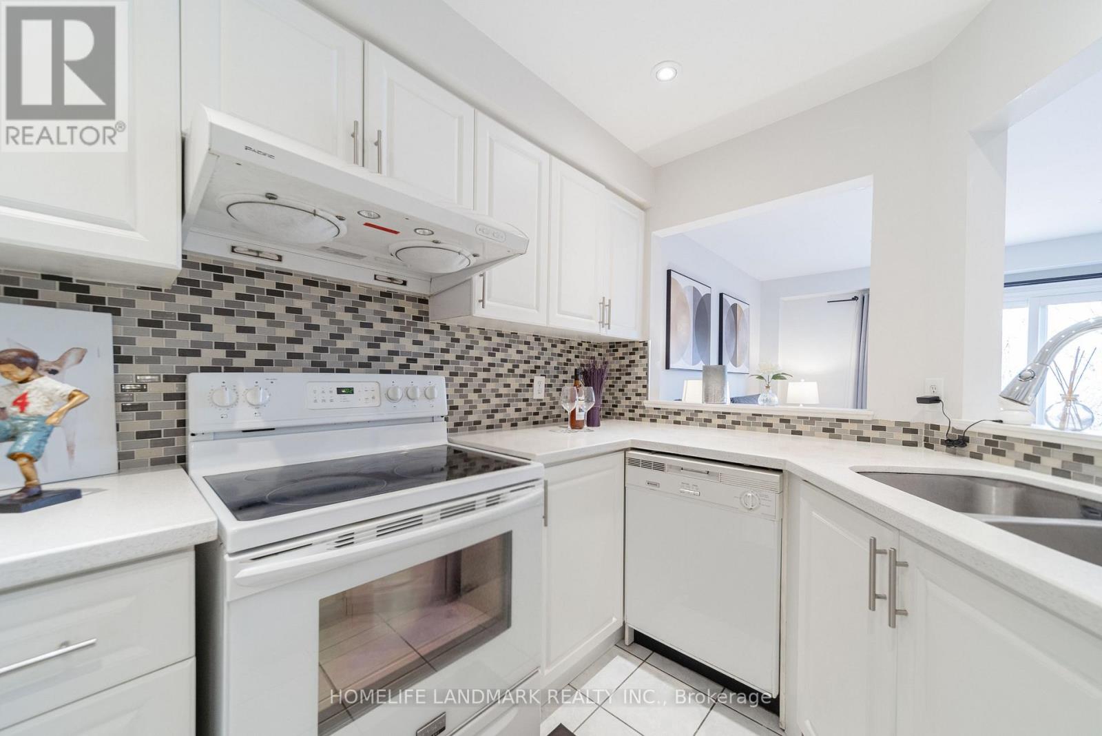 56 - 5420 Fallingbrook Drive, Mississauga, Ontario  L5V 2H6 - Photo 9 - W12985186