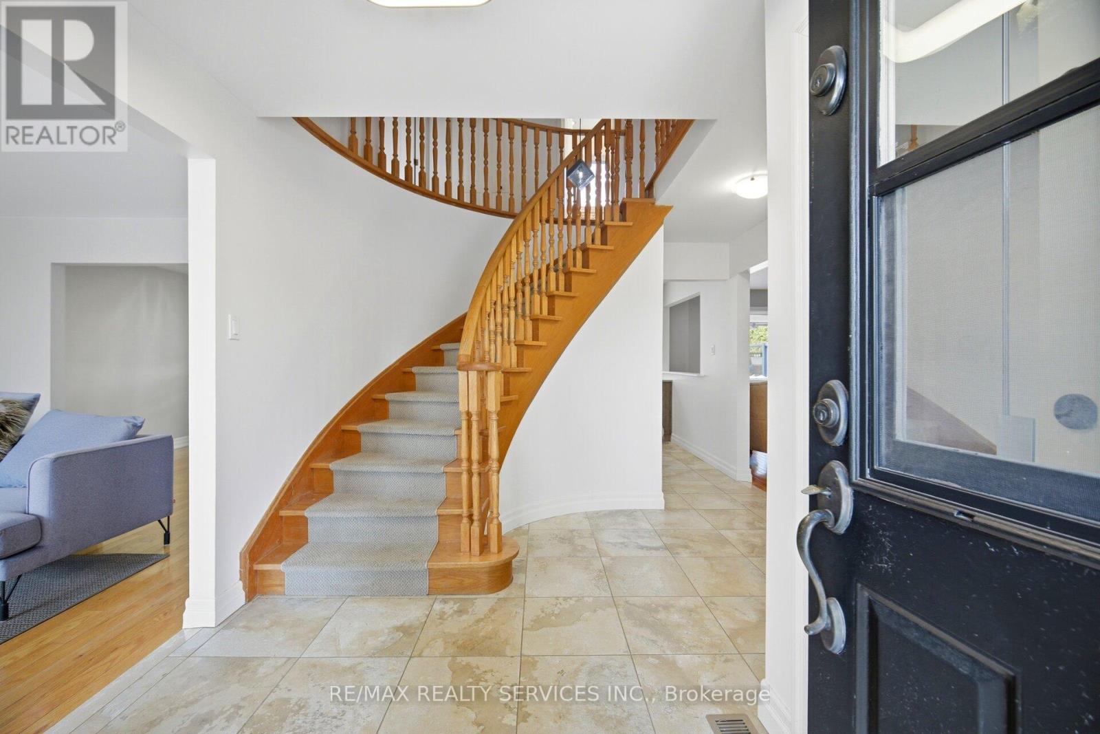 38 Marilyn Street, Caledon, Ontario  L7C 1H5 - Photo 4 - W12985226