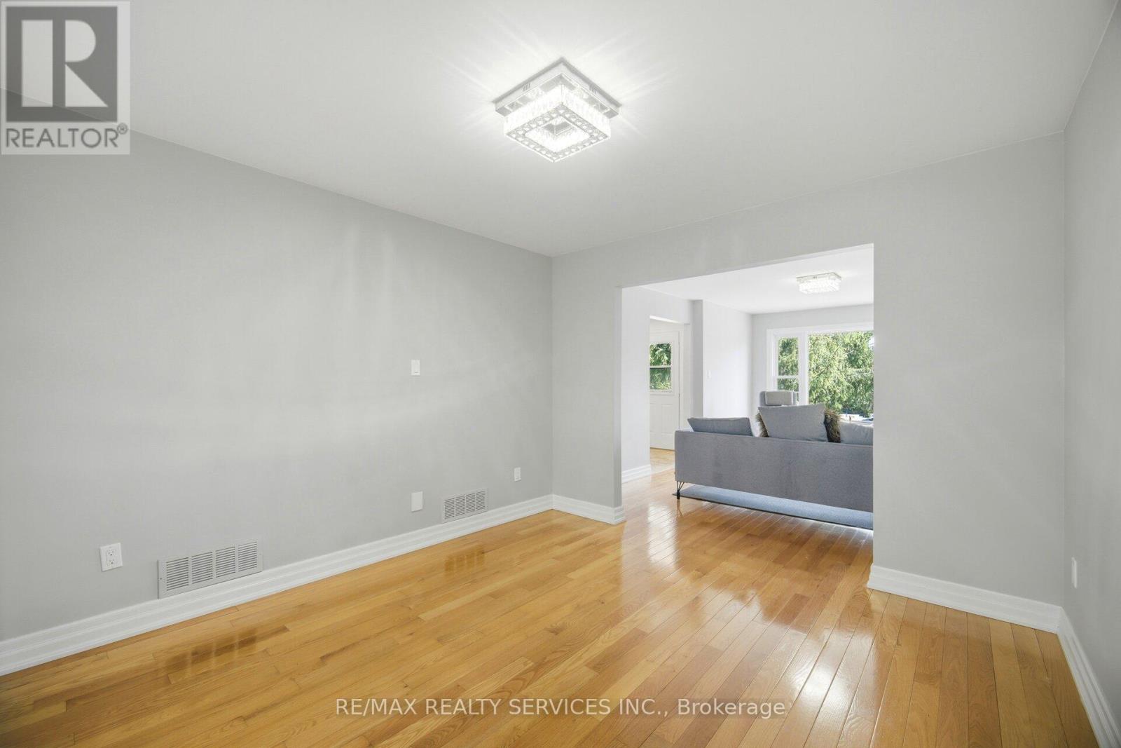 38 Marilyn Street, Caledon, Ontario  L7C 1H5 - Photo 7 - W12985226