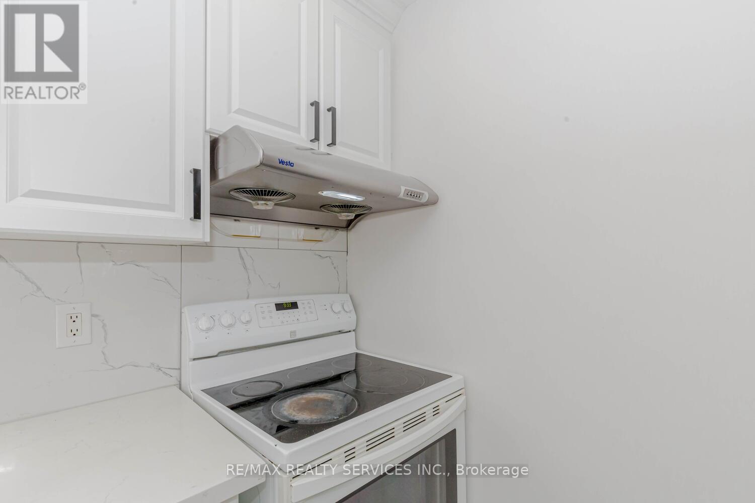 13 Greenbush Court, Brampton, Ontario  L6S 2K2 - Photo 10 - W12985234