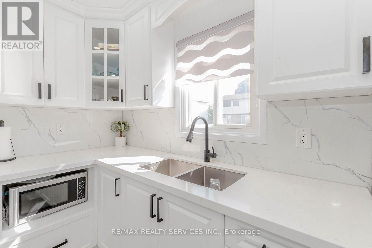 13 Greenbush Court, Brampton, Ontario  L6S 2K2 - Photo 11 - W12985234