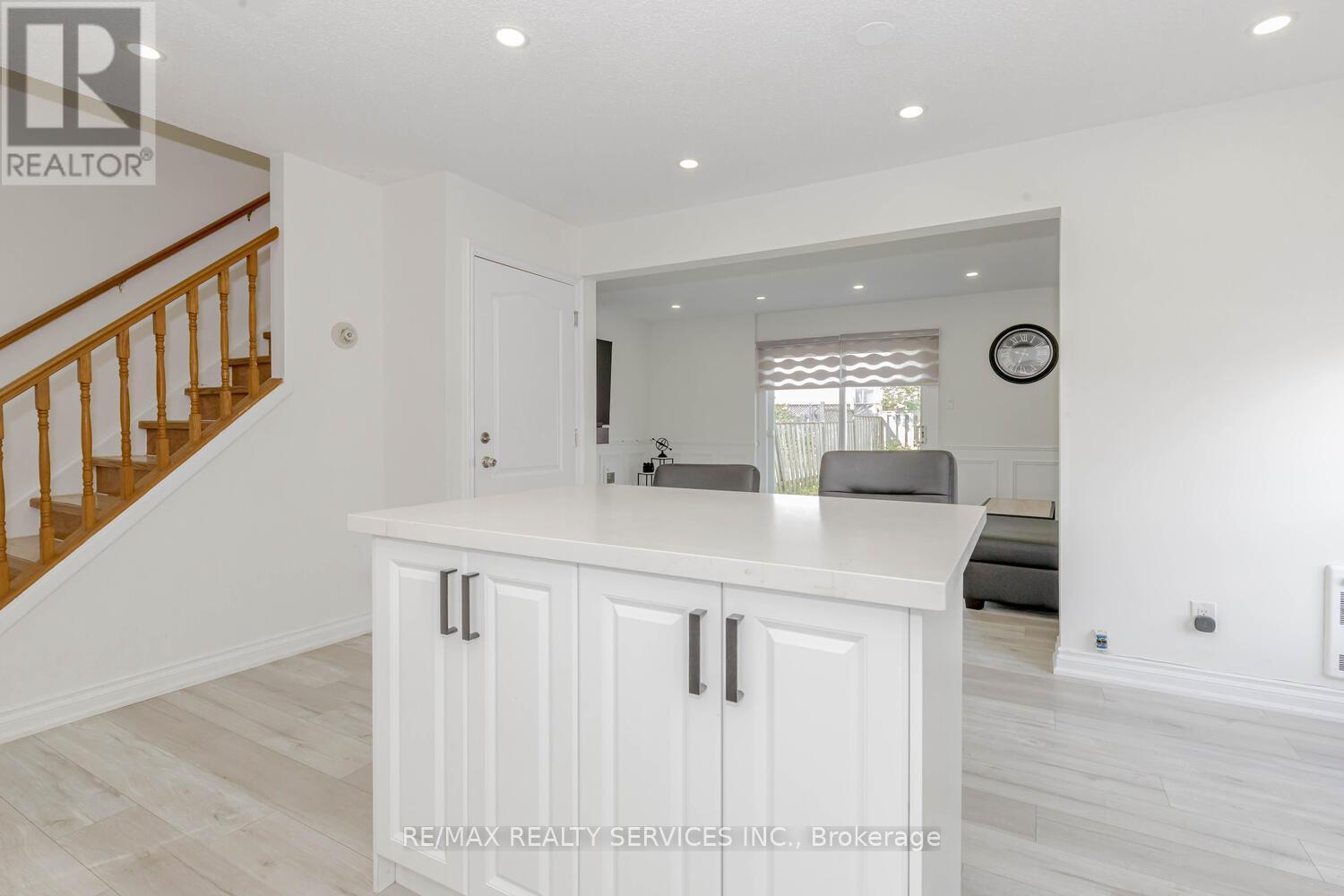 13 Greenbush Court, Brampton, Ontario  L6S 2K2 - Photo 12 - W12985234