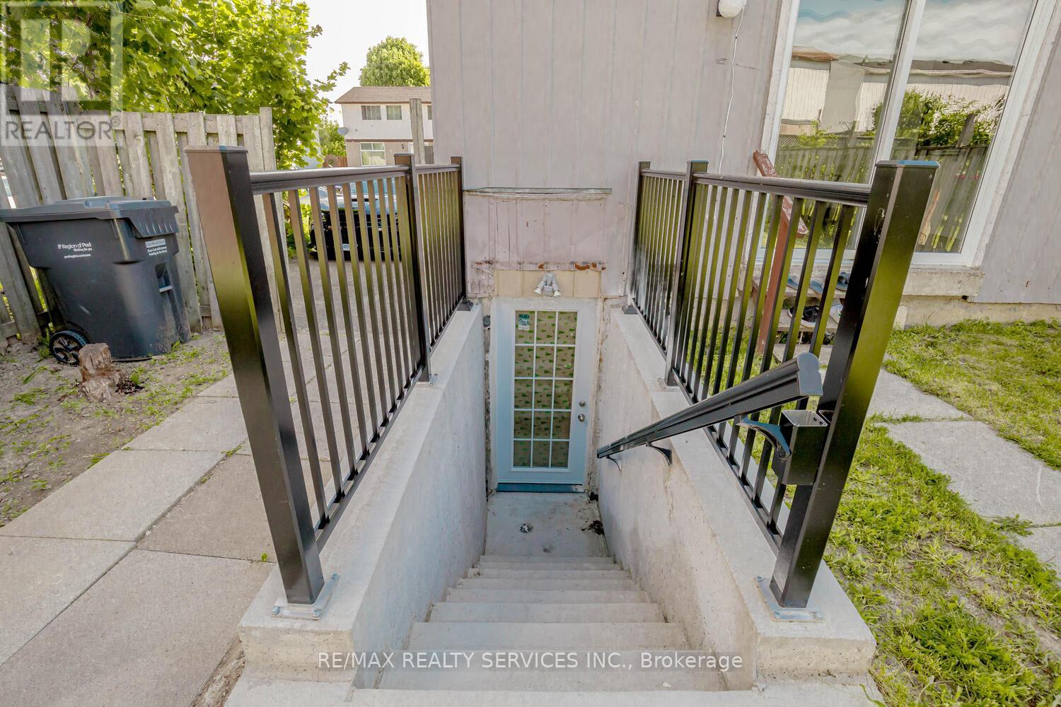 13 Greenbush Court, Brampton, Ontario  L6S 2K2 - Photo 34 - W12985234