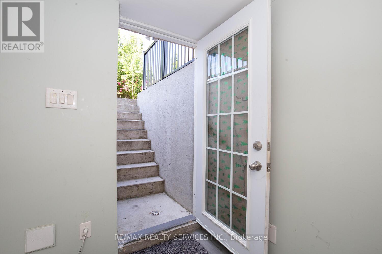 13 Greenbush Court, Brampton, Ontario  L6S 2K2 - Photo 35 - W12985234