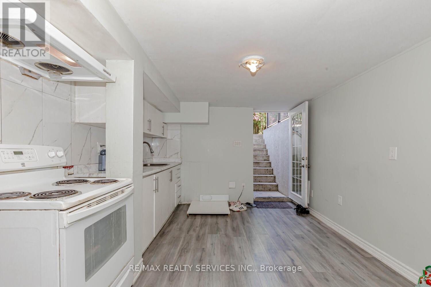 13 Greenbush Court, Brampton, Ontario  L6S 2K2 - Photo 37 - W12985234