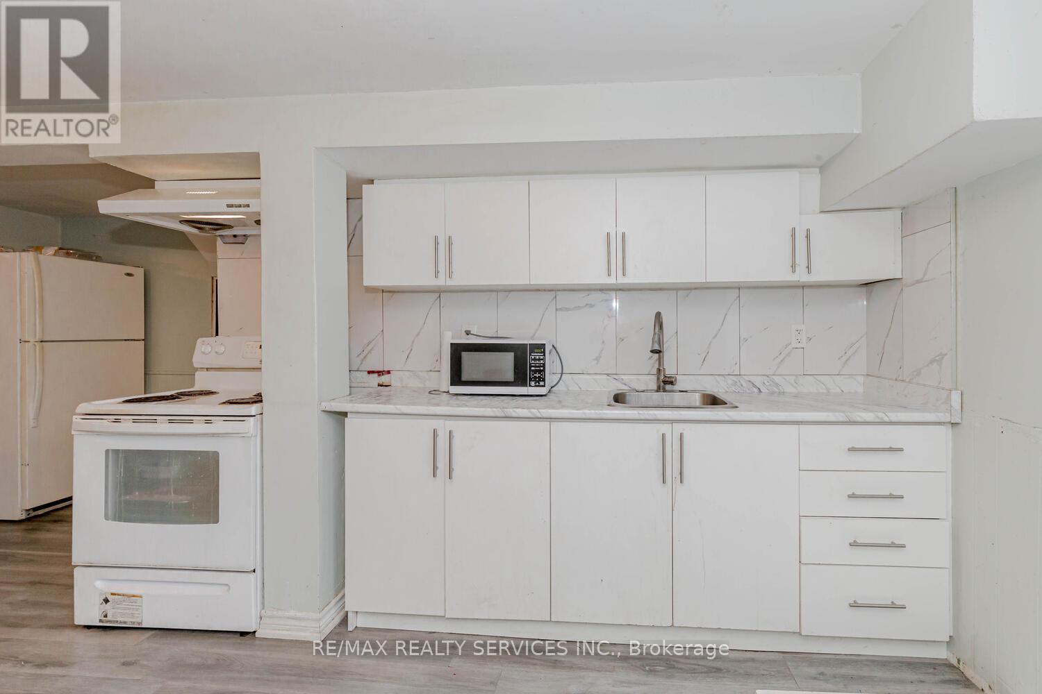 13 Greenbush Court, Brampton, Ontario  L6S 2K2 - Photo 38 - W12985234