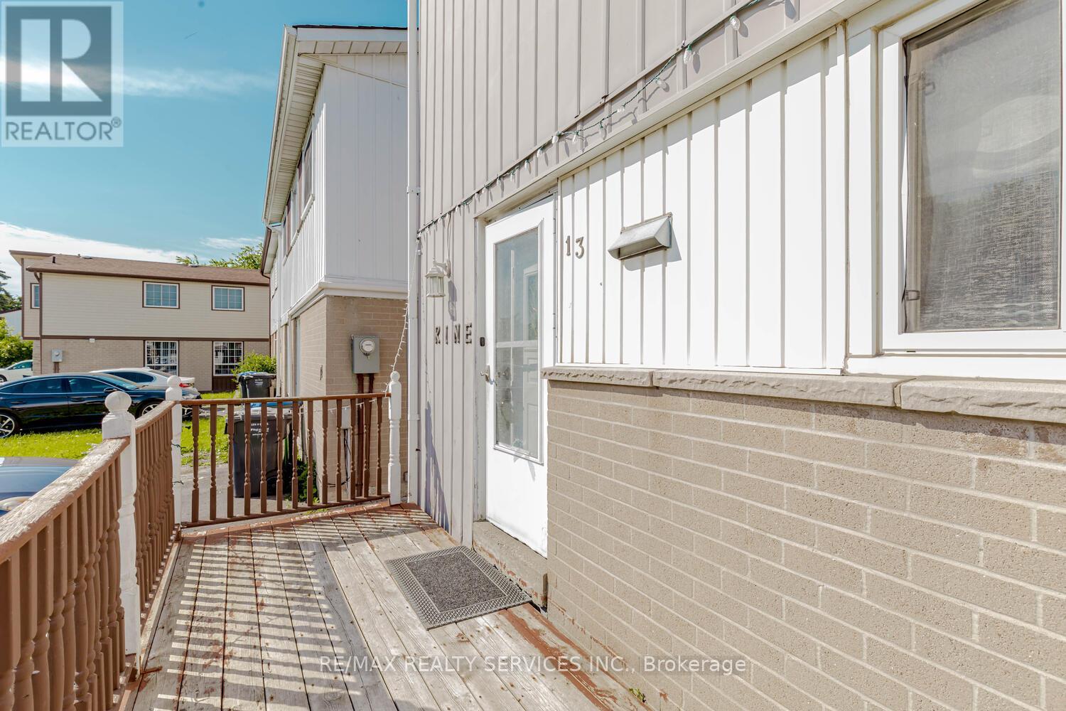 13 Greenbush Court, Brampton, Ontario  L6S 2K2 - Photo 4 - W12985234