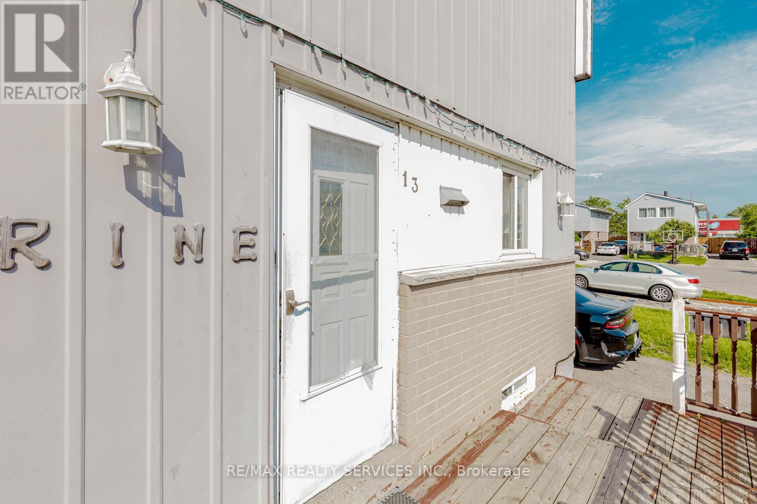 13 Greenbush Court, Brampton, Ontario  L6S 2K2 - Photo 5 - W12985234