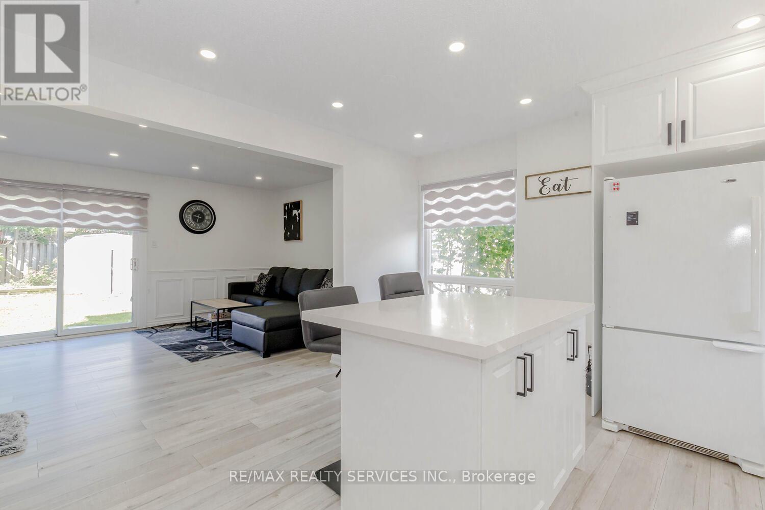 13 Greenbush Court, Brampton, Ontario  L6S 2K2 - Photo 6 - W12985234