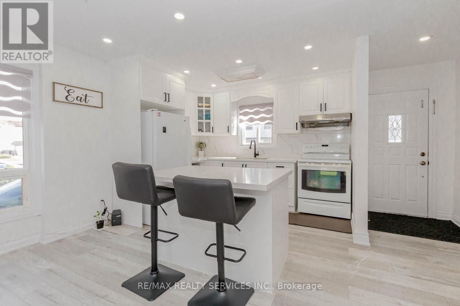 13 Greenbush Court, Brampton, Ontario  L6S 2K2 - Photo 7 - W12985234