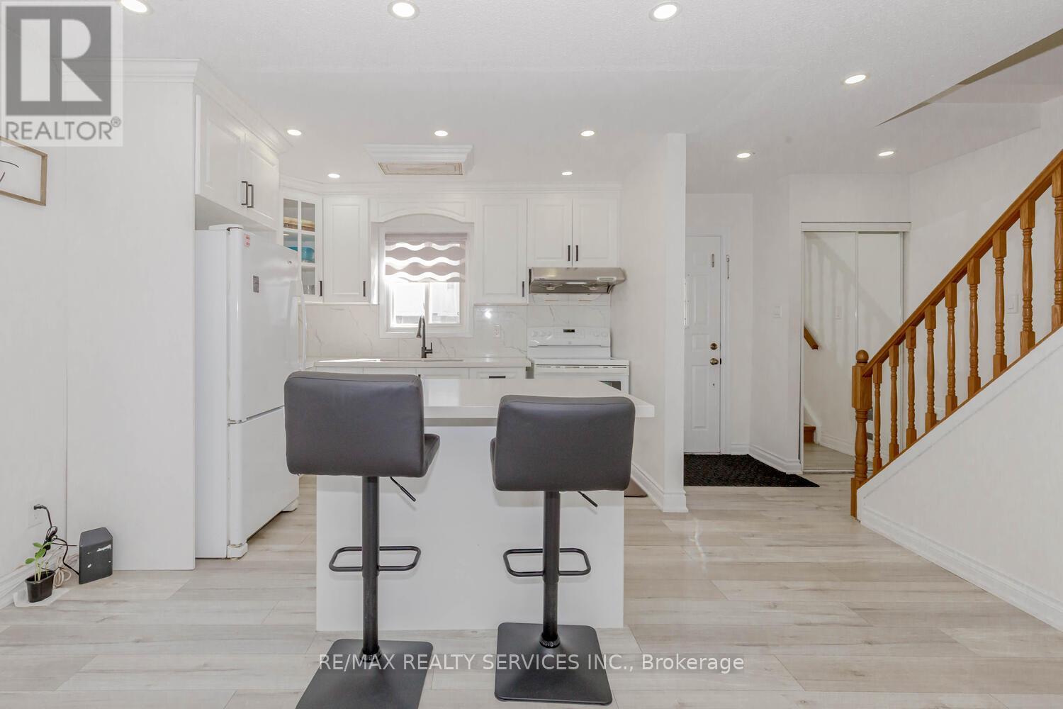 13 Greenbush Court, Brampton, Ontario  L6S 2K2 - Photo 8 - W12985234