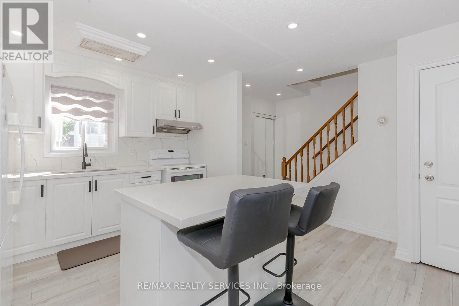 13 Greenbush Court, Brampton, Ontario  L6S 2K2 - Photo 9 - W12985234