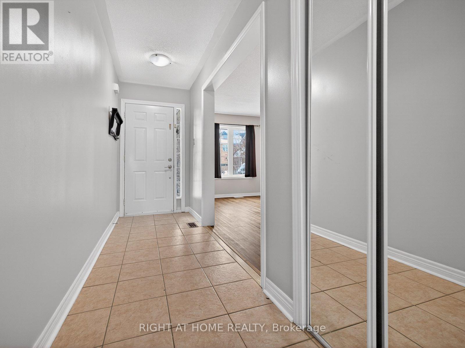 349 Wood Duck Lane, Newmarket, Ontario  L3X 2X8 - Photo 2 - N12781668