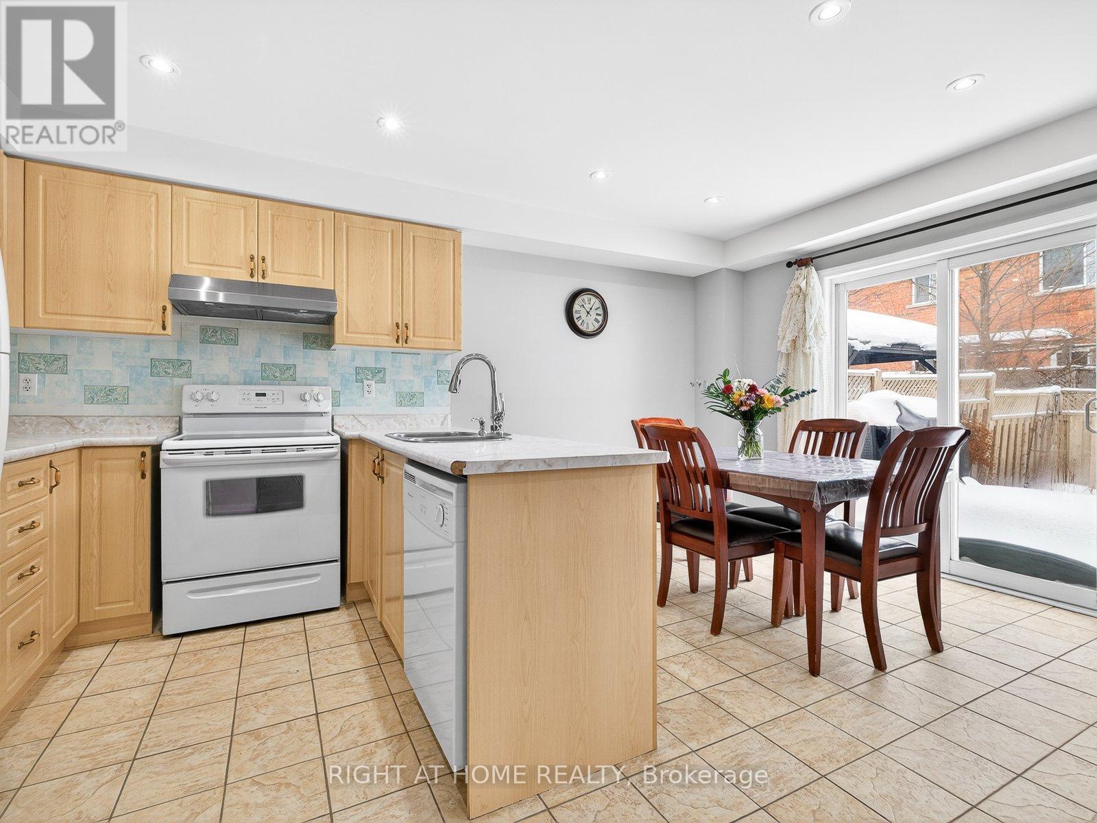 349 Wood Duck Lane, Newmarket, Ontario  L3X 2X8 - Photo 14 - N12781668