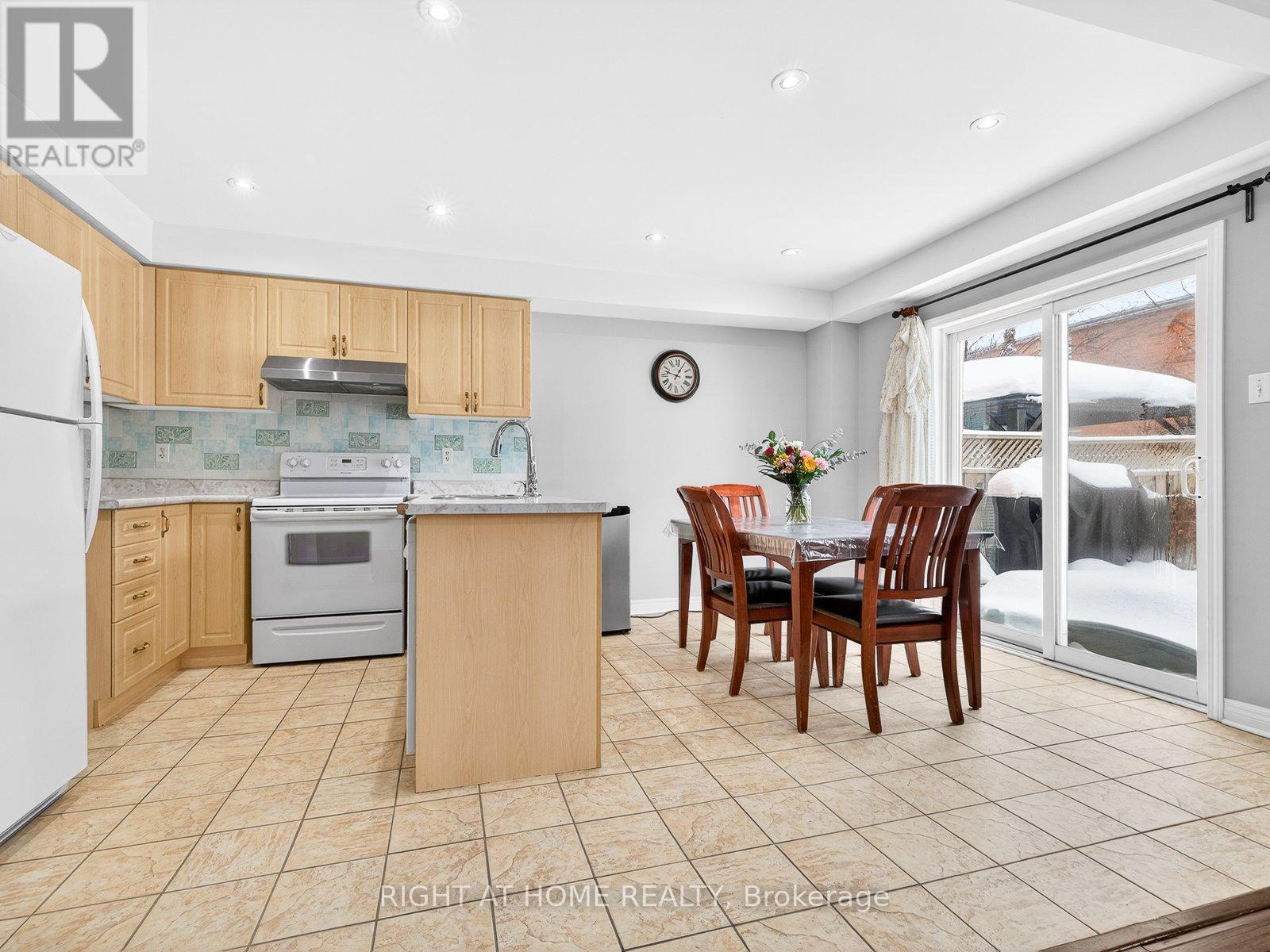 349 Wood Duck Lane, Newmarket, Ontario  L3X 2X8 - Photo 9 - N12781668