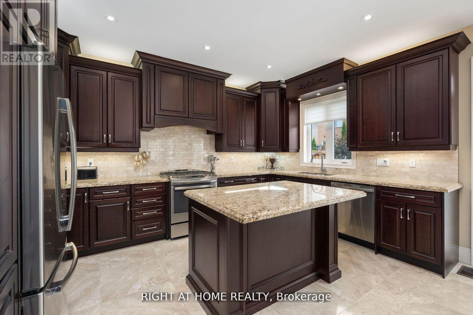 25 Charterhouse Drive N, Whitby, Ontario  L1R 3R8 - Photo 6 - E12973146