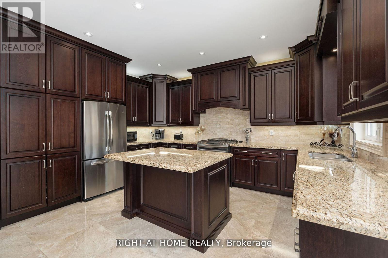 25 Charterhouse Drive N, Whitby, Ontario  L1R 3R8 - Photo 8 - E12973146