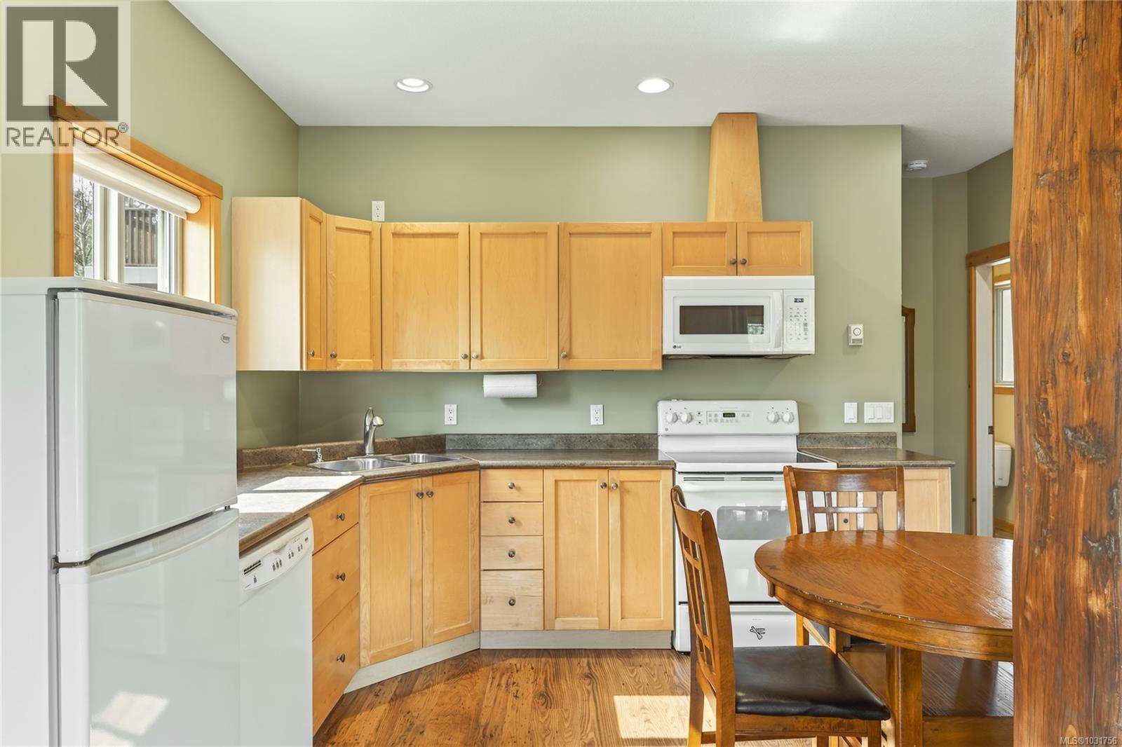 258&266 Boardwalk Blvd, Ucluelet, British Columbia  V0R 3A0 - Photo 29 - 1031756