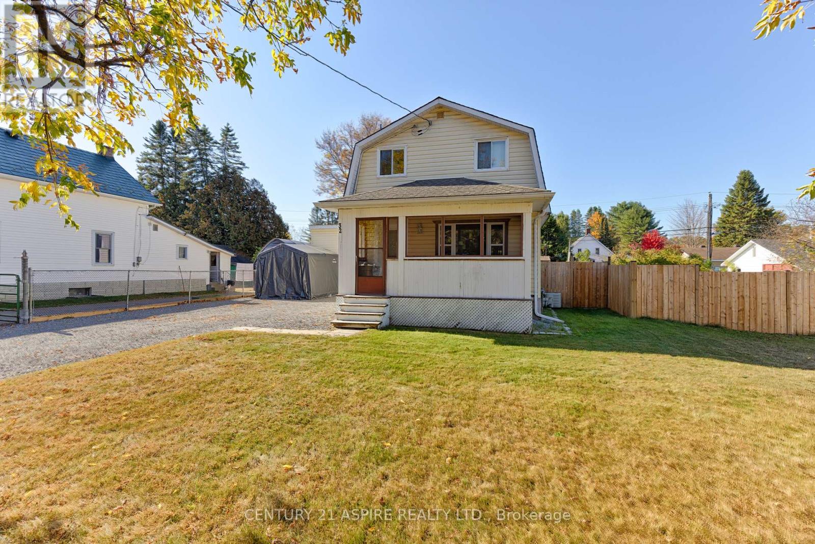 32 RAILWAY STREET, Laurentian Hills, Ontario