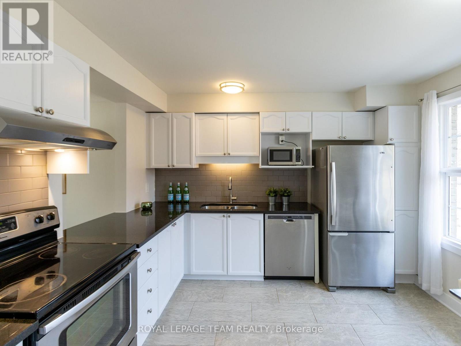 71 Monterey Drive, Ottawa, Ontario K2H 7A9 - Photo 8 - X12985352